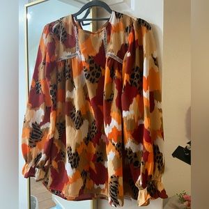 Fits a size 1x or 2x beautiful blouse.